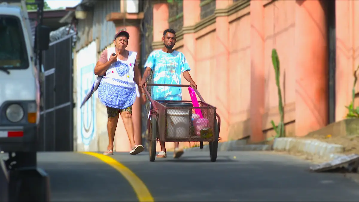 Familias del Barrio Solidaridad celebran nuevas calles asfaltadas
