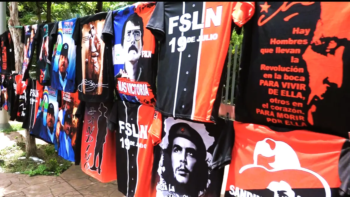Avenida bolívar surtida con productos para celebrar el 45/19