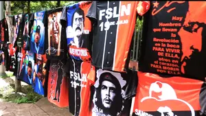 Avenida bolívar surtida con productos para celebrar el 45/19