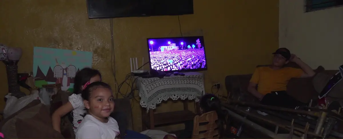 Unión familiar en Nicaragua escuchando el mensaje del 45/19