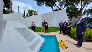 Delegación de Bielorrusia Deposita Ofrendas en Mausoleo de Plaza de la Revolución