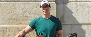Cantante brasileño muere electrocutado por abrazar a una fan