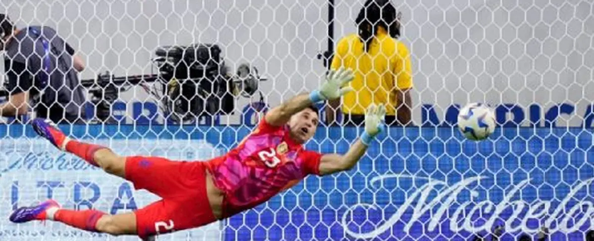 Las impresionantes atajadas del "Dibu" en los penales de la Copa América