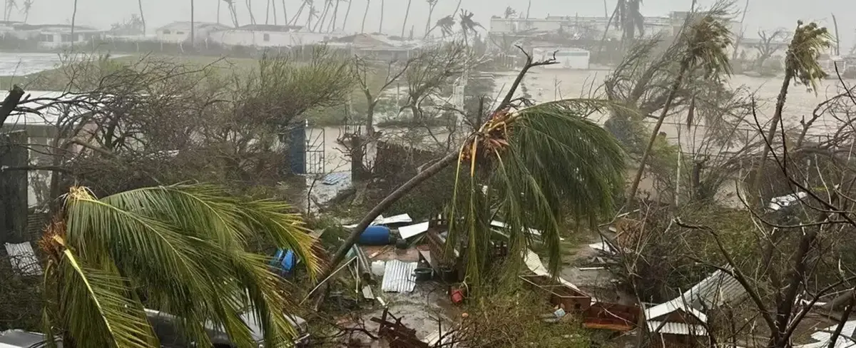 Huracán Beryl azota la isla de Jamaica con apocalípticos vientos y torrenciales lluvias