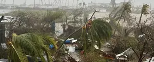 Huracán Beryl azota la isla de Jamaica con apocalípticos vientos y torrenciales lluvias