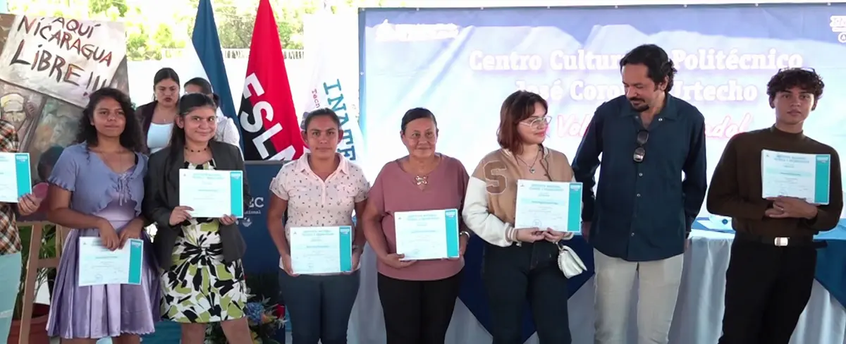 Más de 800 jóvenes reciben certificados al concluir sus estudios tecnológicos