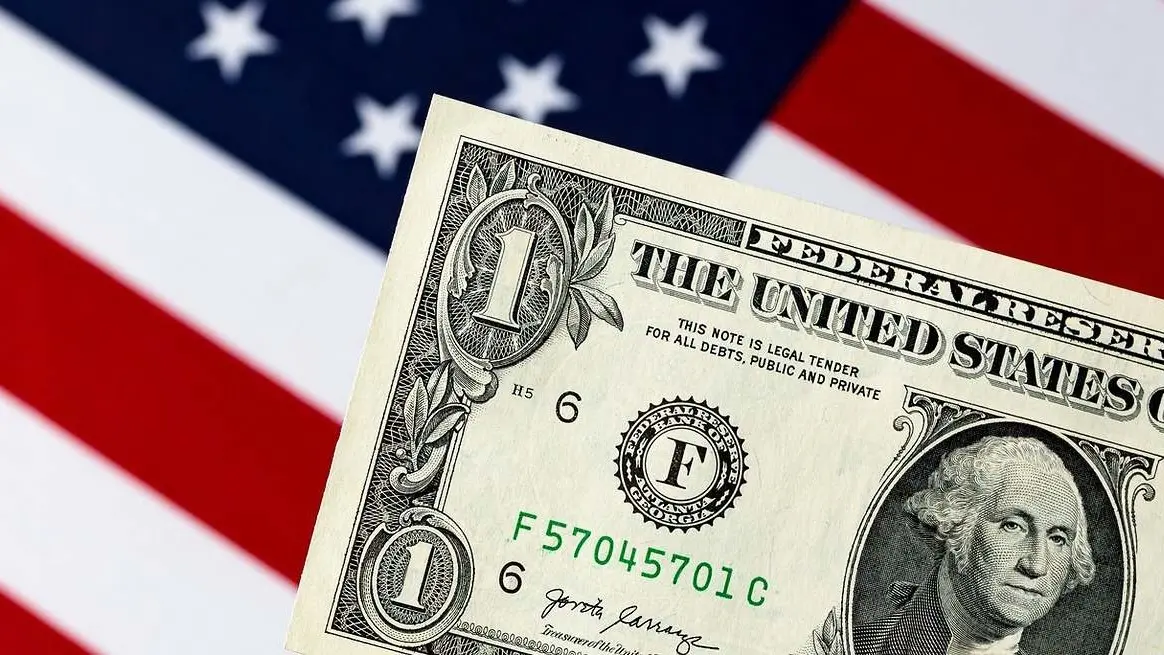 Dólar estadounidense toca su nivel más bajo en lo que va del 2024