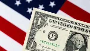 Dólar estadounidense toca su nivel más bajo en lo que va del 2024
