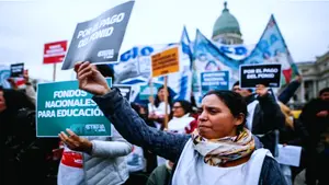 Docentes y universitario realizan paro en Argentina exigiendo reformas salariales