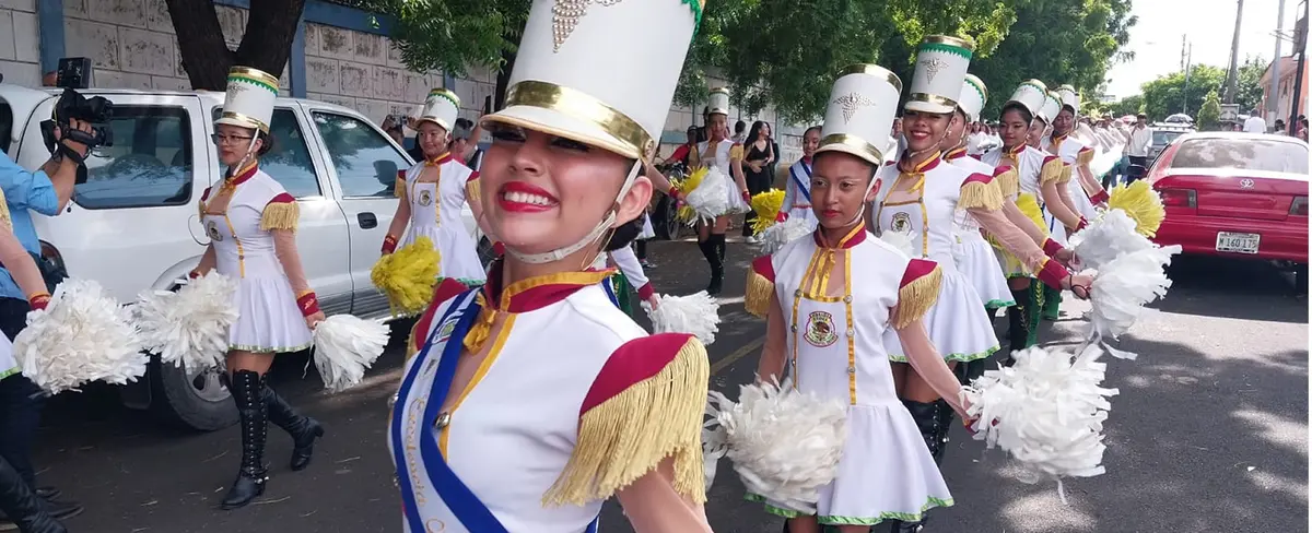 Colegio capitalino inicia festividades patrias con desfile estudiantil