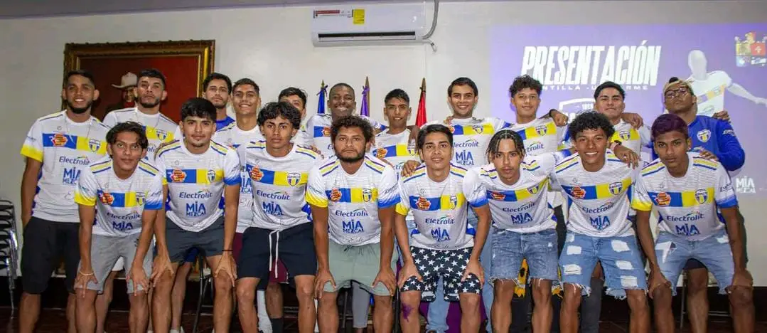 Alcaldía de Carazo entregan uniformes al equipo Xilotepelt