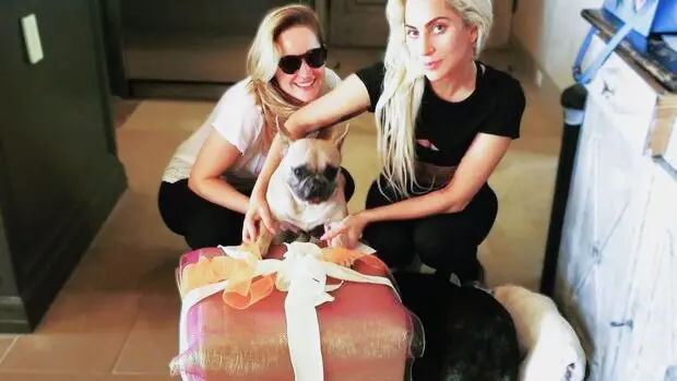Lady Gaga presenta a su nuevo cachorro tres años después del traumático secuestro de sus perros