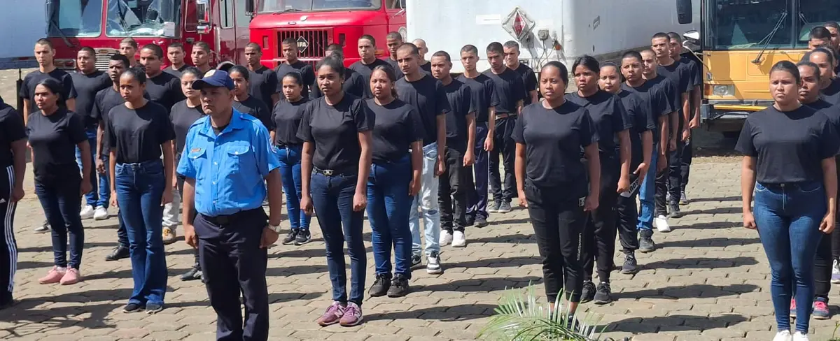 Academia de bomberos inicia entrenamiento de nuevos aspirantes
