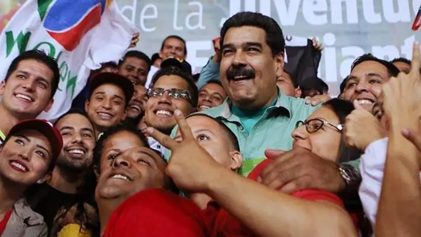 Jóvenes venezolanos caminan en defensa de la paz y respaldo a Nicolás Maduro