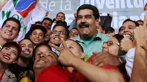 Jóvenes venezolanos caminan en defensa de la paz y respaldo a Nicolás Maduro