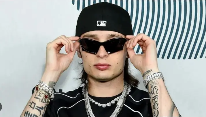 Peso Pluma detiene concierto para defender a los Mexicanos