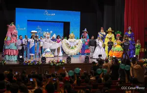 Competencia de Trajes Nacionales deslumbra la "ciudad universitaria"