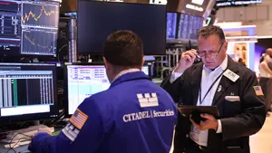Desempleo y caída empresarial alertan a inversores en EE.UU.