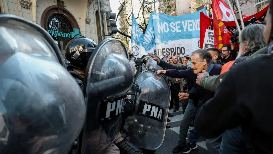 Incidentes y represión en protesta de adultos mayores en Buenos Aires