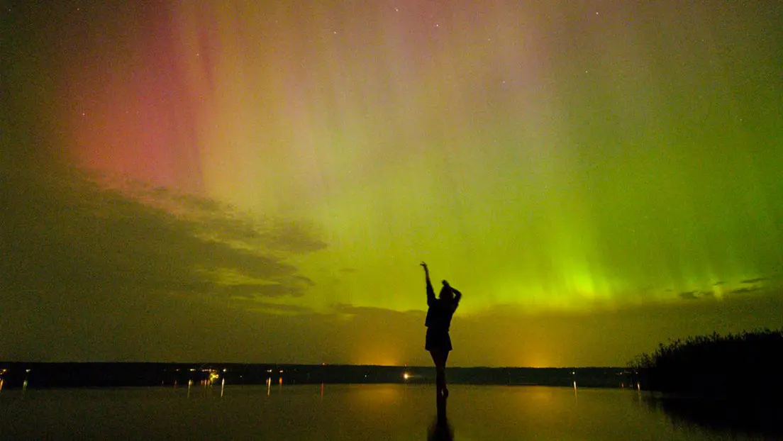 Auroras boreales iluminan el cielo de Rusia tras tormenta solar
