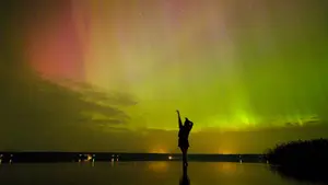 Auroras boreales iluminan el cielo de Rusia tras tormenta solar