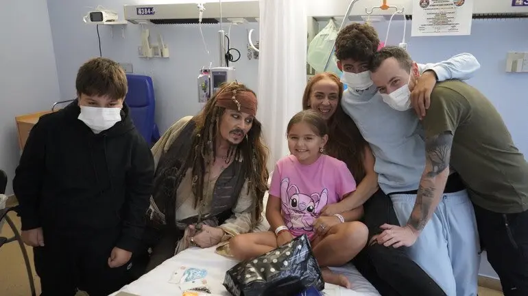 Johnny Depp visita a niños en hospital vestido de Jack Sparrow