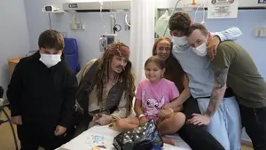 Johnny Depp visita a niños en hospital vestido de Jack Sparrow