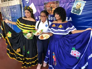Estudiantes celebran la gastronomía nicaragüense