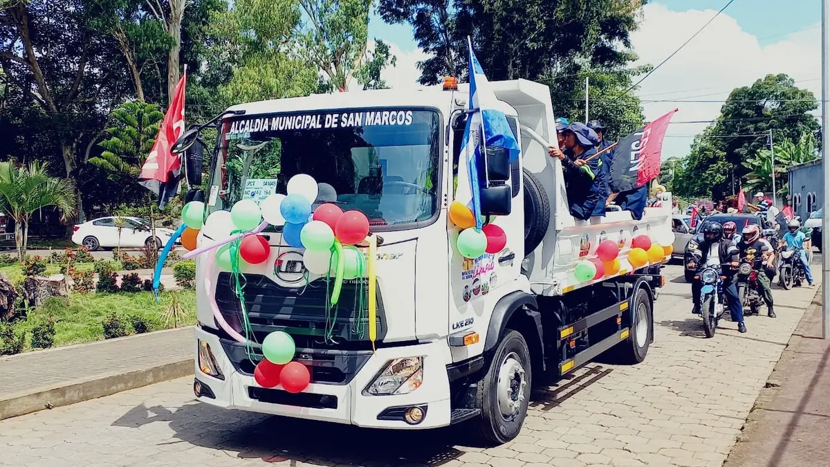 Familias de San Marcos, reciben nuevo camión recolector de basura