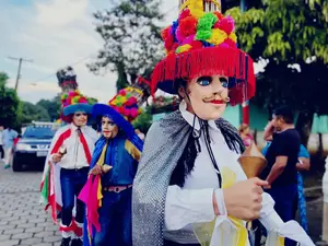 Carazo celebra el Día Nacional del Huipil con colorido desfile