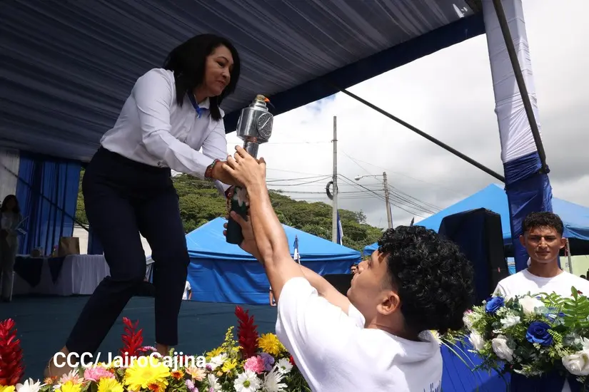 Honduras entrega a Nicaragua la Antorcha de la Paz y Unión Centroamericana
