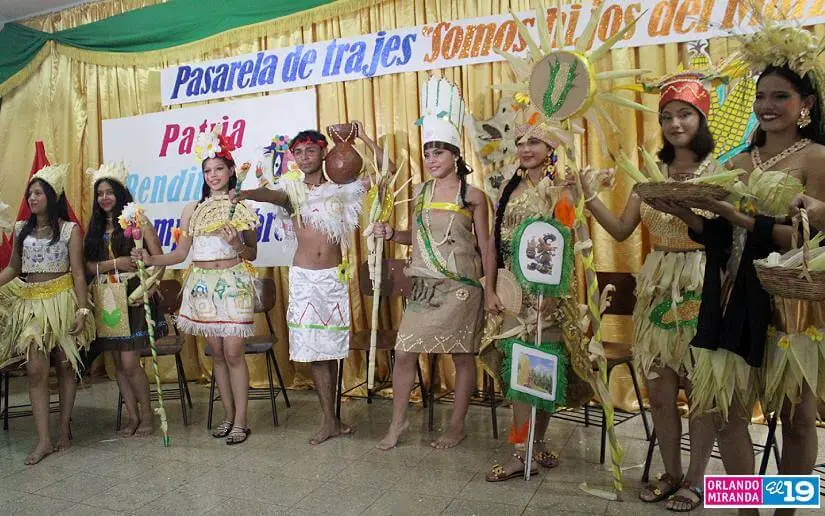 Estudiantes celebran el Día Nacional del Maíz con vistosa pasarela