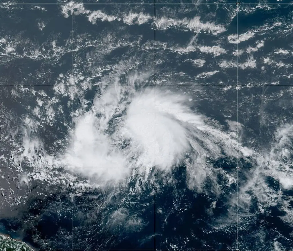 Helene se convierte en huracán categoría 1 y avanza hacia Florida