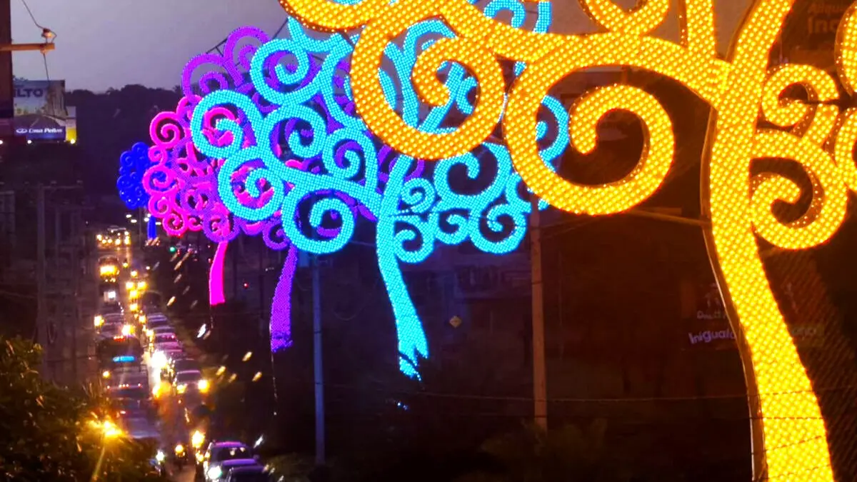 Nicaragua se ilumina con la instalación de coloridos Arboles de la Vida