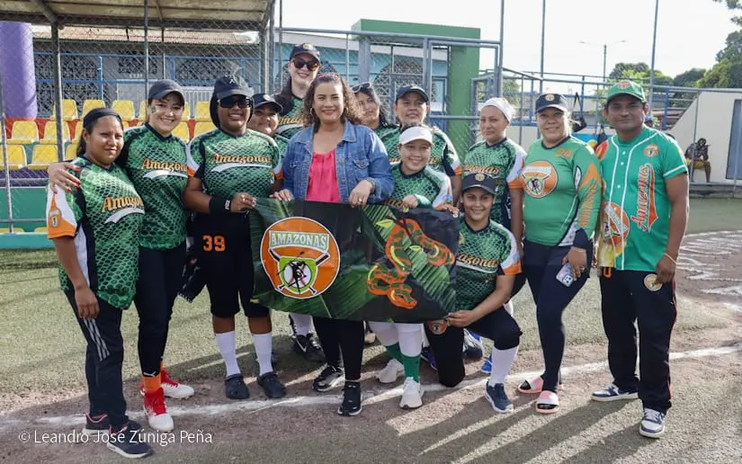 Con fuerza arranca la liga de softbol femenino "Madres Victoriosas"