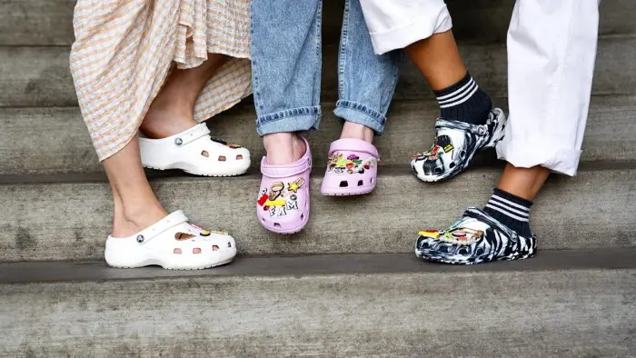 ¿Te diste cuenta? Prohíben el uso de crocs en Estados Unidos