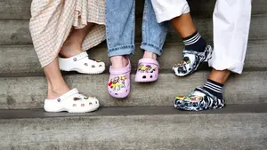 ¿Te diste cuenta? Prohíben el uso de crocs en Estados Unidos