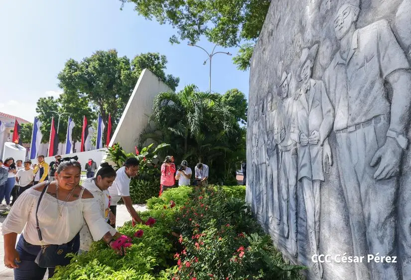 Juventud Sandinista rinde homenaje al General Benjamín Zeledón con ofrendas florales