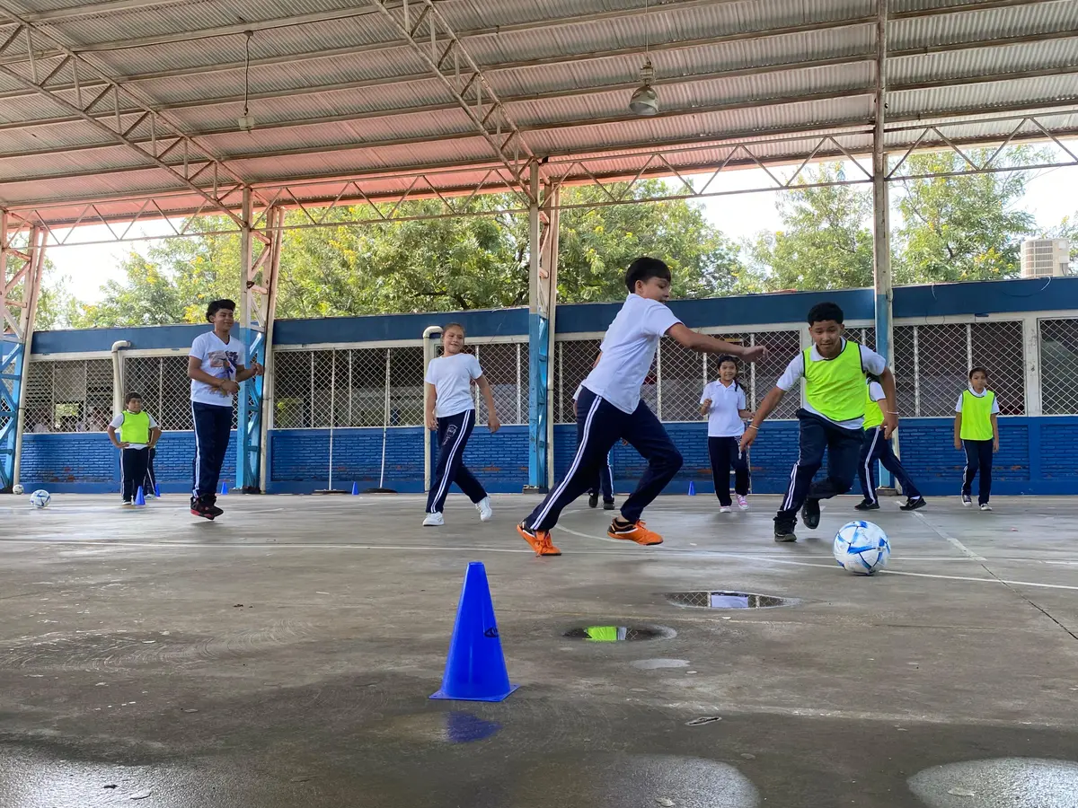 Mined y Fenifut impulsan el deporte en educación primaria