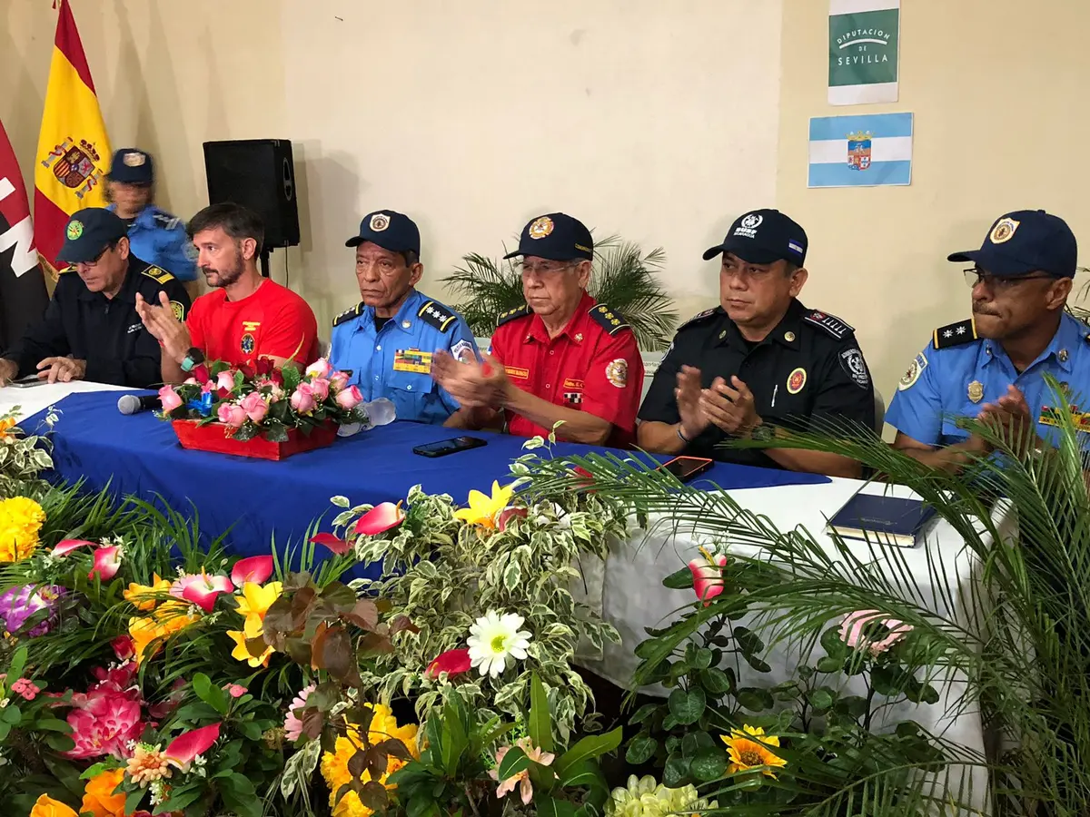 Bomberos fortalecen sus capacidades con curso especializado