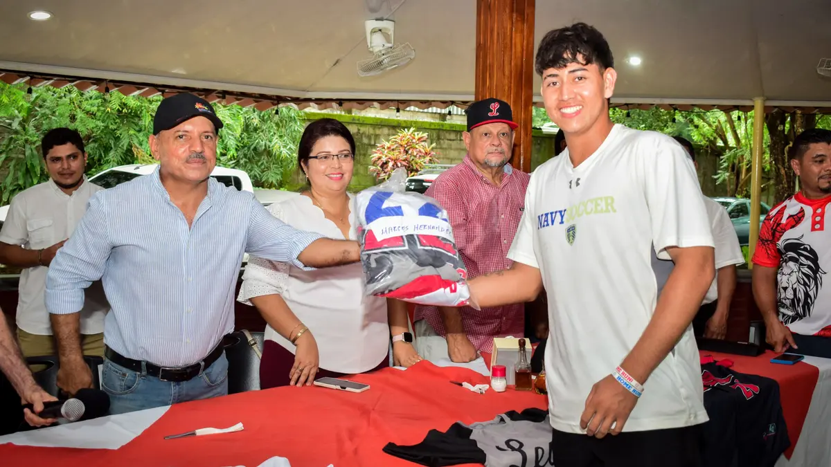 Leones de León reciben material deportivo para el Campeonato U23