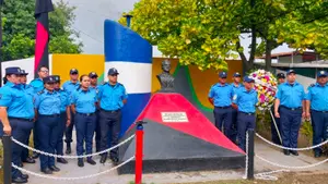 Ofrendas florales en honor al comandante Pedro Arauz Palacios