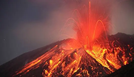 Alerta en Japón por la potente erupción de un volcán