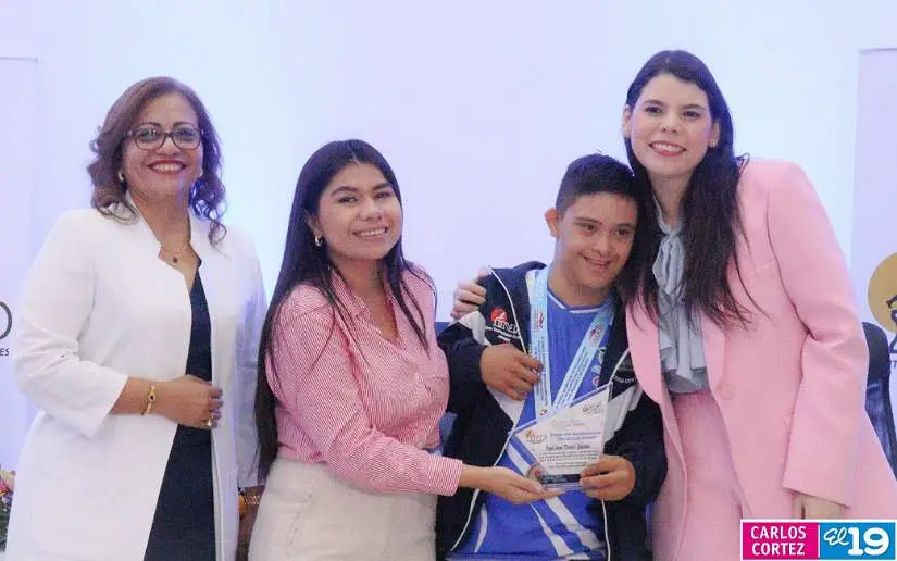 Jóvenes atletas reciben reconocimiento por su dedicación y triunfos