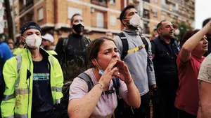 Protestas en Valencia durante visita del rey Felipe VI a zonas inundadas