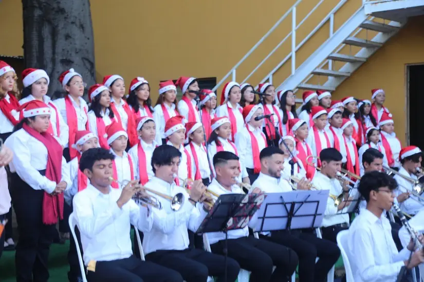 Familias disfrutan concierto navideño en el parque Luis Alfonso