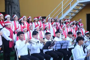 Familias disfrutan concierto navideño en el parque Luis Alfonso