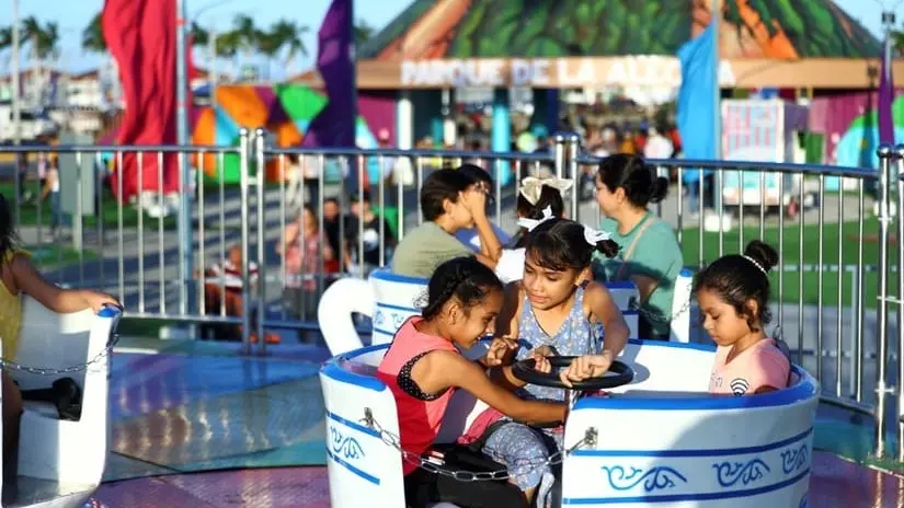 Nicaragüenses se divierten en el puerto más turístico y familiar de Nicaragua