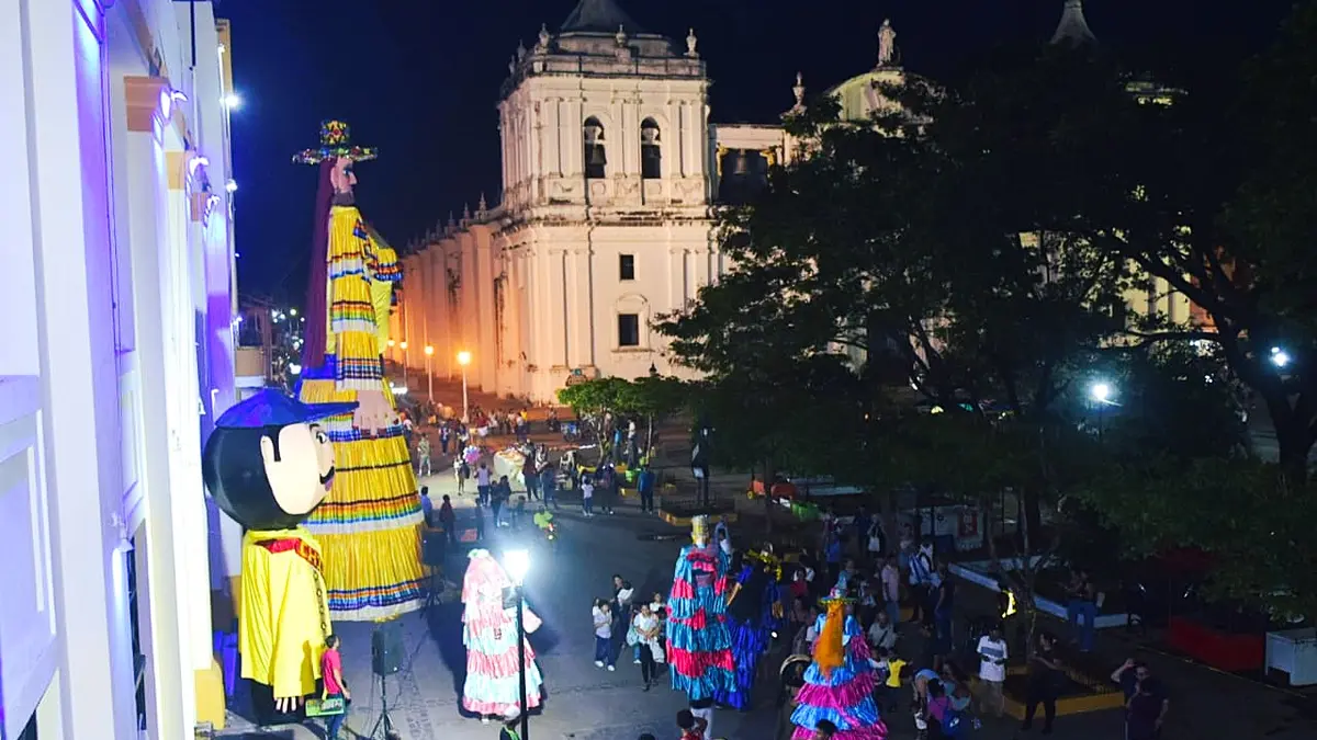 Dan inicio a las festividades de fin de año en León