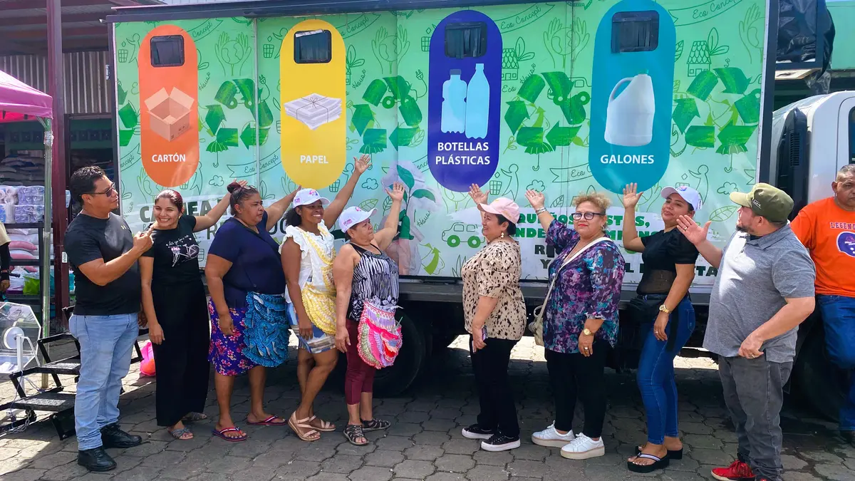 Mercados de la capital se suman al reciclaje con el "Eco Móvil"
